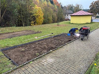 Sázení stromů a keřů, výsadba květinových záhonů a založení skalky